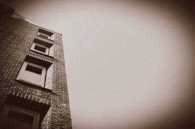 kırmızı tuğla bina modern windows ile