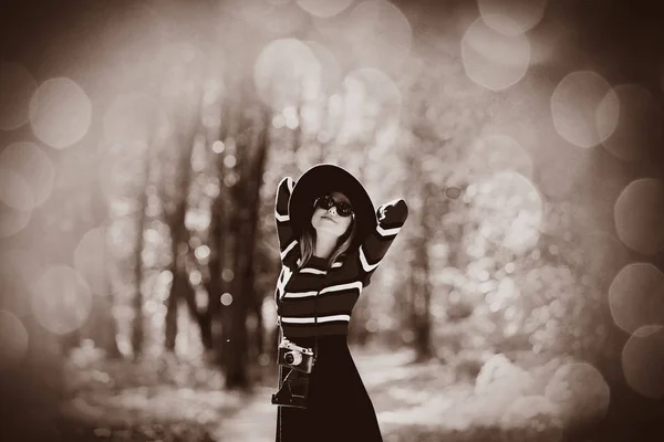 Dívka v klobouku s kamerou na podzim park — Stock fotografie