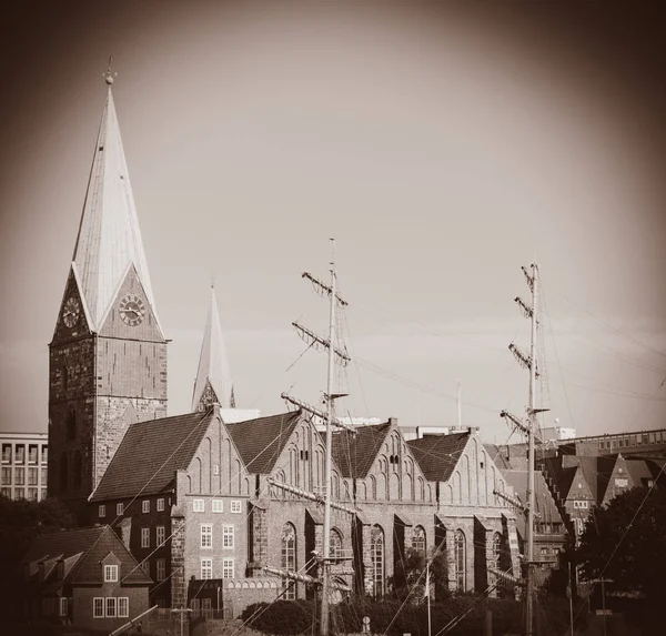 Vista na igreja católica e mastro de barco — Fotografia de Stock