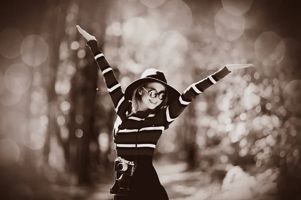 Lány kalapban őszi parkban kamerával — Stock Fotó