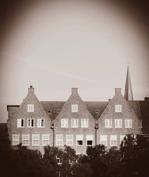 Vista Torre Iglesia Católica Antiguas Casas Ladrillo Bremen Alemania Imagen — Foto de Stock