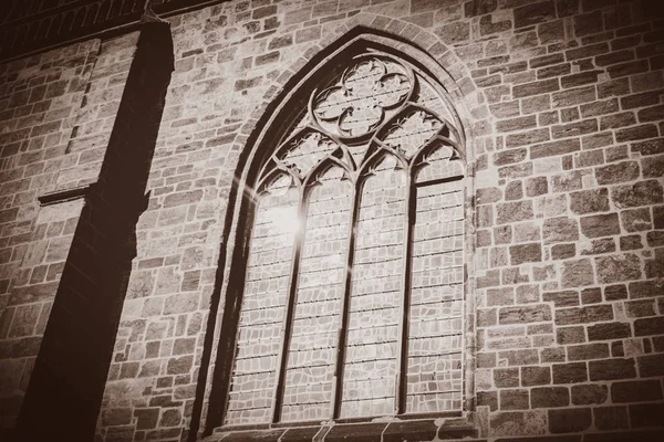 Vista na fachada com janela da igreja velha em Bremen — Fotografia de Stock