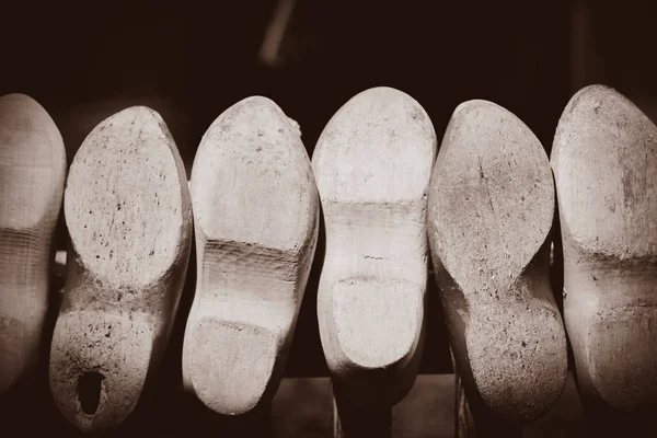 Zuecos holandeses de madera viejos en casa —  Fotos de Stock