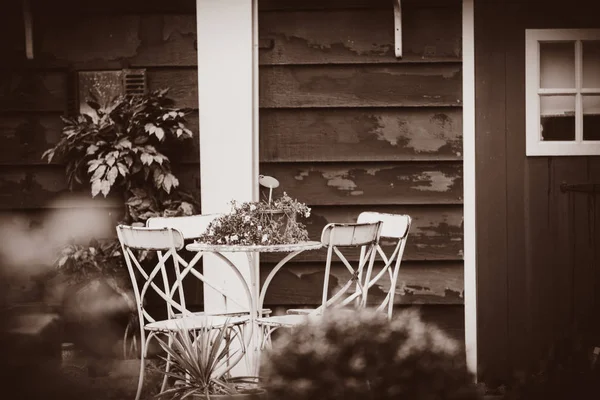 Pequeno jardim e mesa com cadeiras — Fotografia de Stock