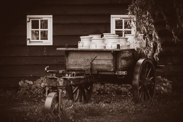 Oude traditionele Nederlandse blikjes in een rijtuig in dorp — Stockfoto