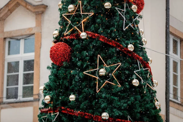 Árvore de Natal de rua decorada na praça central — Fotografia de Stock
