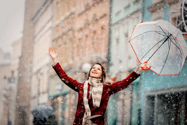 Chica con paraguas blanco nieve cayendo estancia en la calle de la ciudad —  Fotos de Stock