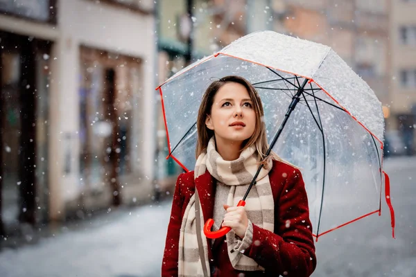 Mooi Volwassen Meisje Rode Jas Sjaal Met Witte Paraplu Sneeuwval — Stockfoto