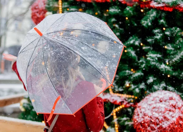 Menina com guarda-chuva perto da árvore de Natal — Fotografia de Stock