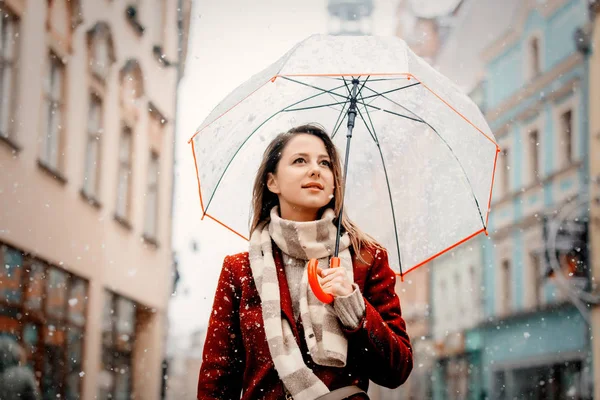 Chica con paraguas blanco nieve cayendo estancia en la calle de la ciudad — Foto de Stock