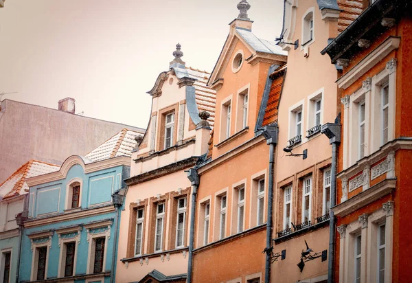 Pohled na střechy a oken starých domů — Stock fotografie