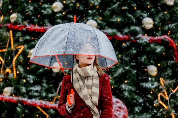 Menina com guarda-chuva perto da árvore de Natal — Fotografia de Stock