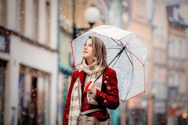 Дівчина з парасолькою білий сніг падає залишатися на міській вулиці — стокове фото