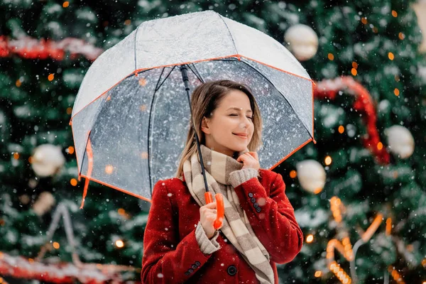 Menina com guarda-chuva perto da árvore de Natal — Fotografia de Stock