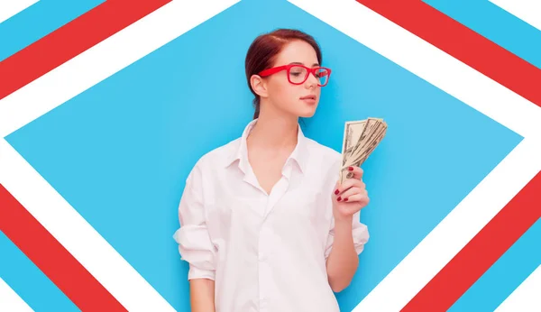 Portret van redhead vrouw in rood glazen met geld — Stockfoto