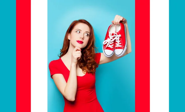 Menina em vestido vermelho com gumshoes — Fotografia de Stock