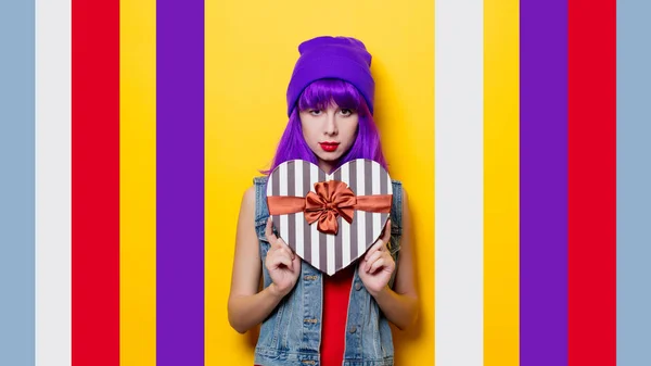 Chica hipster con peinado rosa con caja de forma de corazón — Foto de Stock