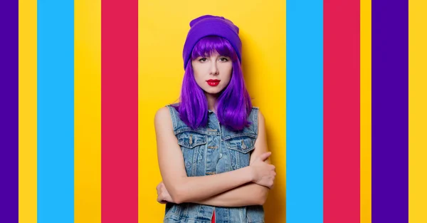 Menina hipster estilo jovem com cabelo roxo — Fotografia de Stock
