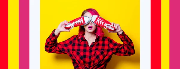 Meisje in de rode tartan shirt en gumshoes — Stockfoto