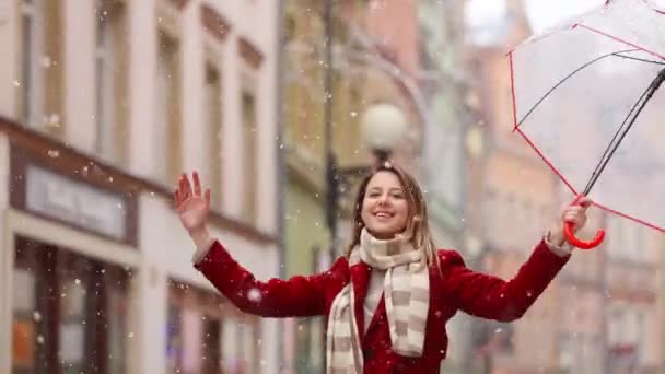 Vacker vuxen flicka i röd kappa och halsduk med paraply — Stockvideo