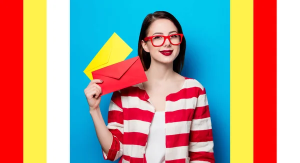 Mujer sonriente con dos sobres — Foto de Stock