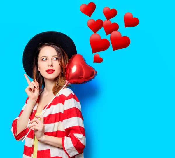 Vrouw met hart vorm speelgoed — Stockfoto