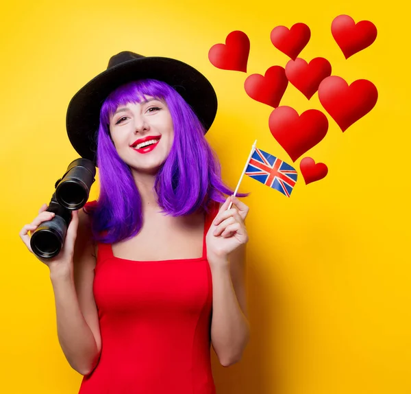 Ragazza con binocolo e bandiera della Gran Bretagna — Foto Stock