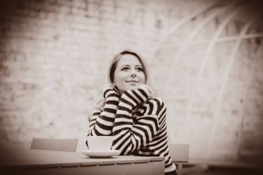 sonbahar sezonu bahçesinde kahve ile kız