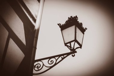 Vintage lamba binanın duvarına bitişik