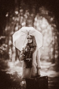 şemsiye ve bavul Sonbahar Park ile kız