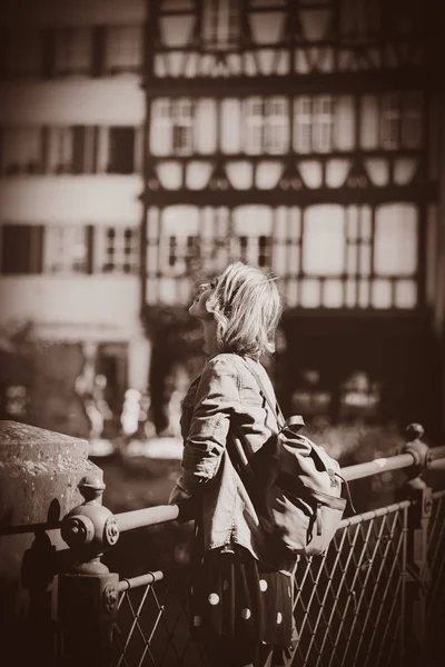 Junges Mädchen in Jeansjacke auf den Straßen von Straßburg — Stockfoto