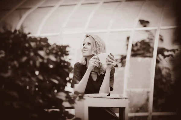 Chica con taza de café en otoño temporada jardín — Foto de Stock