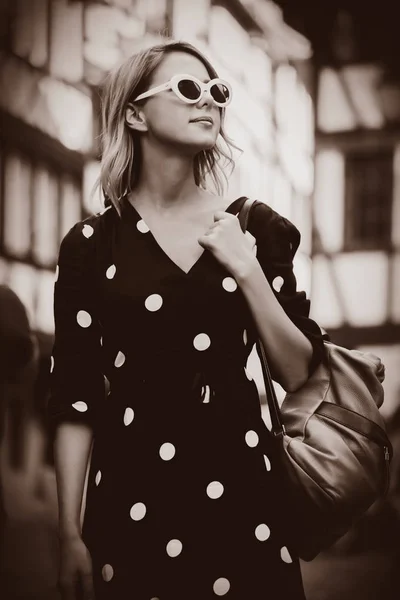 Menina em vestido preto andando rua abaixo em Strasbourg — Fotografia de Stock