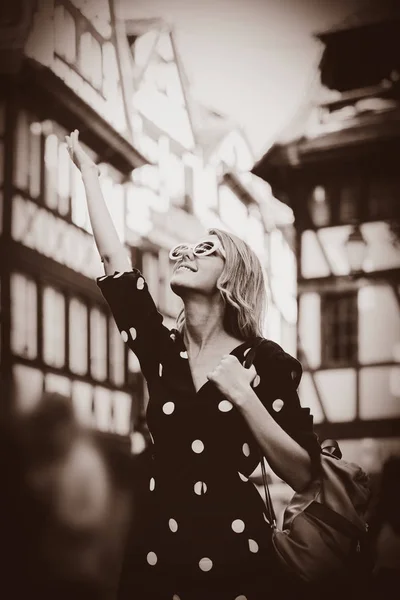Dziewczyna w czarnej sukni idąc ulicą w Strasburgu — Zdjęcie stockowe