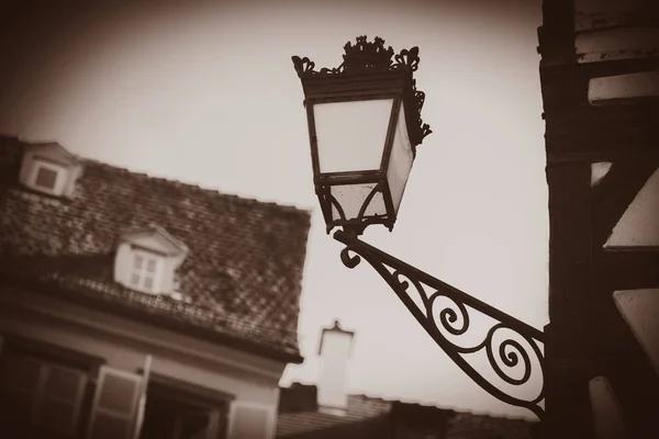 Lampada vintage attaccata alla parete dell'edificio — Foto Stock