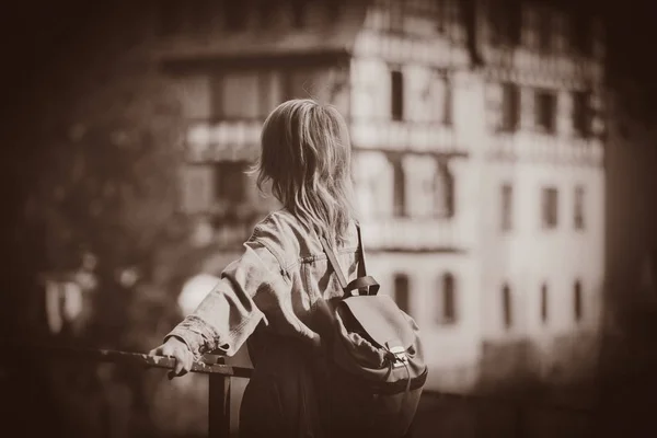 Junges Mädchen in Jeansjacke auf den Straßen von Straßburg — Stockfoto