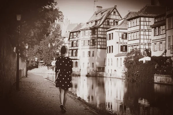 Dziewczyna budzi się kanałem w Strasburgu — Zdjęcie stockowe