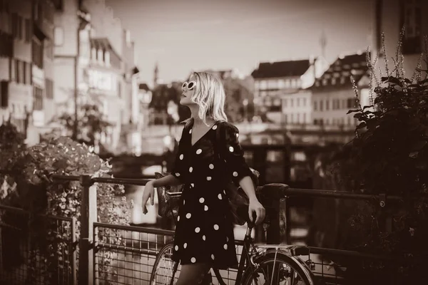 Dziewczyna w czarnej sukni zatrzymać w pobliżu kanału w Strasburgu — Zdjęcie stockowe