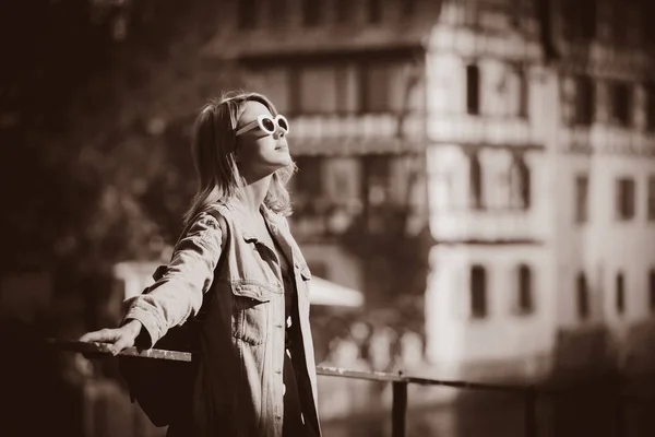 Junges Mädchen in Jeansjacke und Sonnenbrille auf der Straße von Straßburg — Stockfoto