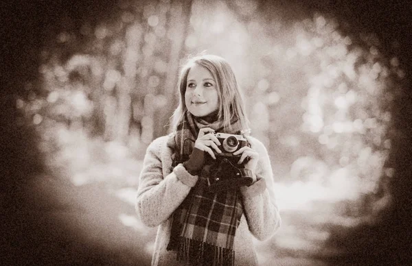 Mädchen mit Kamera im Herbstpark — Stockfoto