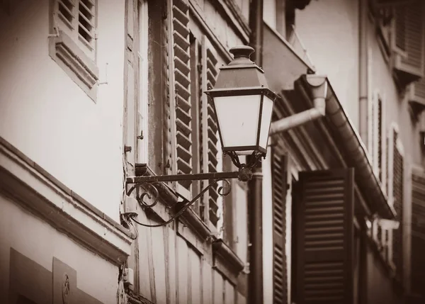 Vintage lamba binanın duvarına bitişik — Stok fotoğraf