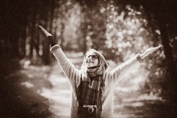 Chica con cámara en un parque de otoño — Foto de Stock