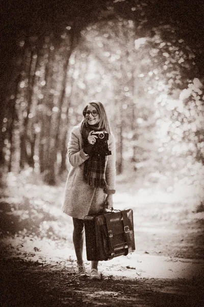Dívka s kufr v parku — Stock fotografie