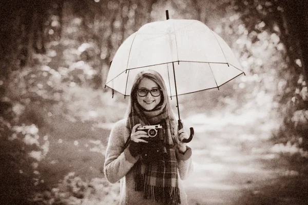 Flicka med paraply i höst park — Stockfoto