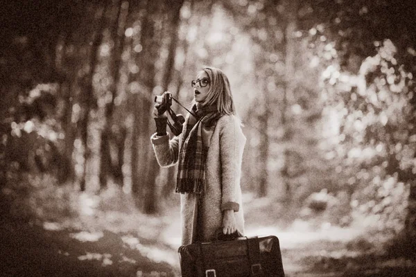 Dívka s kufr v parku — Stock fotografie