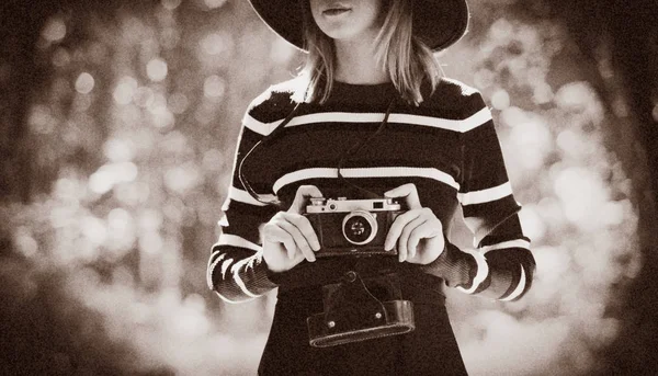 Dziewczyna w kapeluszu z kamerą w jesienny park — Zdjęcie stockowe