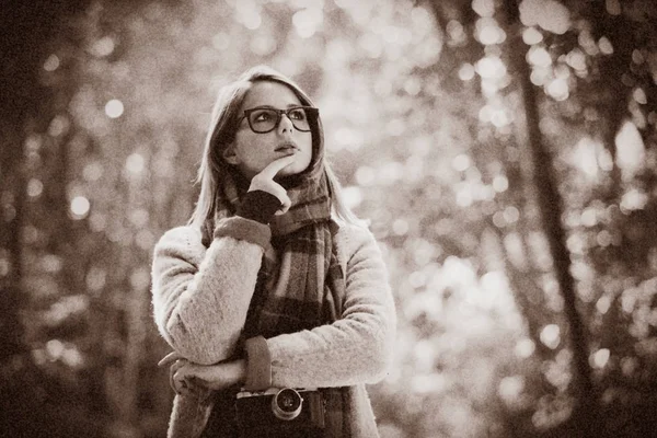 Kamera bir sonbahar parkta kızla — Stok fotoğraf