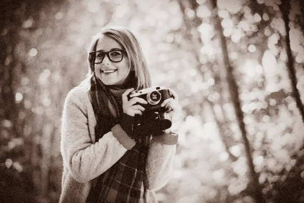Dziewczyna z aparatu w parku, jesień — Zdjęcie stockowe
