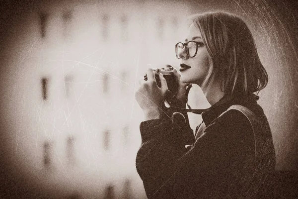 Young girl with vintage camera and glasses — Stock Photo, Image