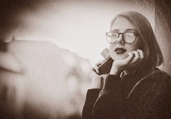 Chica joven con cámara vintage y gafas — Foto de Stock